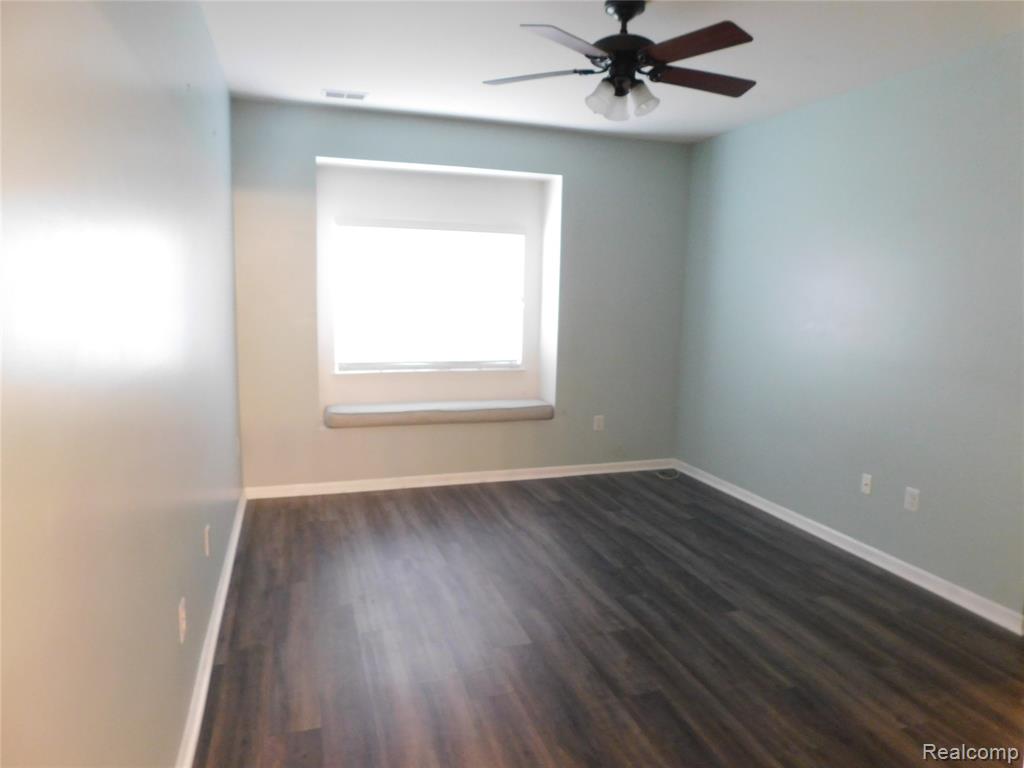 5589 Twin Oaks Drive, Sterling Heights, MI 48314 — Photo 23