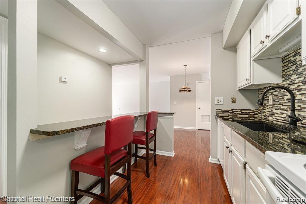 164 PINEWOOD Drive, Plymouth, MI 48170 — Photo 6