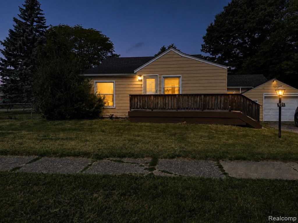921 Venoy, Garden City, MI — front exterior
