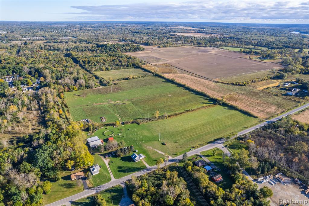 2135 E COLDWATER Road, Flint, MI 48505 — Photo 9
