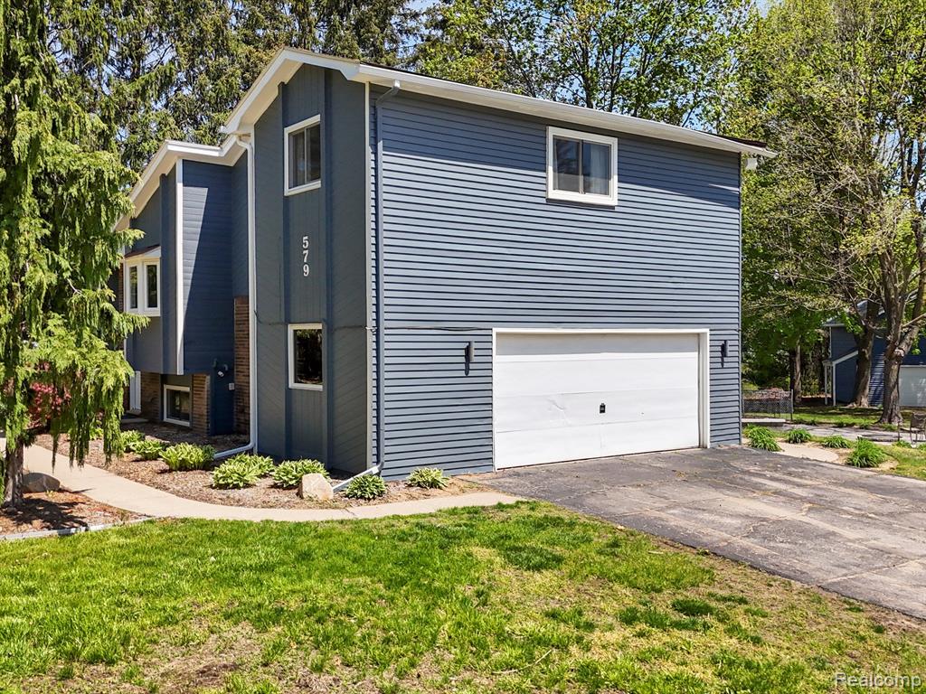 579 S HOSPITAL Road, Waterford, MI 48327 — Photo 39