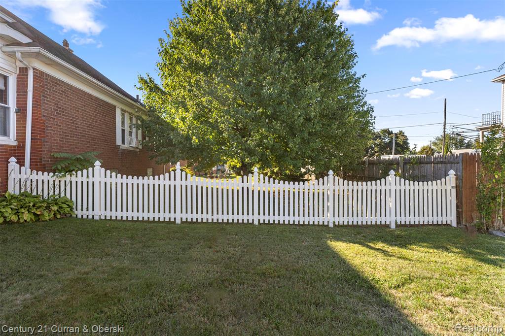 823 Saint John Street, Wyandotte, MI 48192 — Photo 22