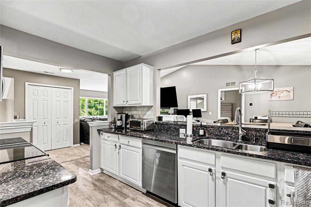 16440 Dominion Drive, Macomb, MI 48044 — Photo 13