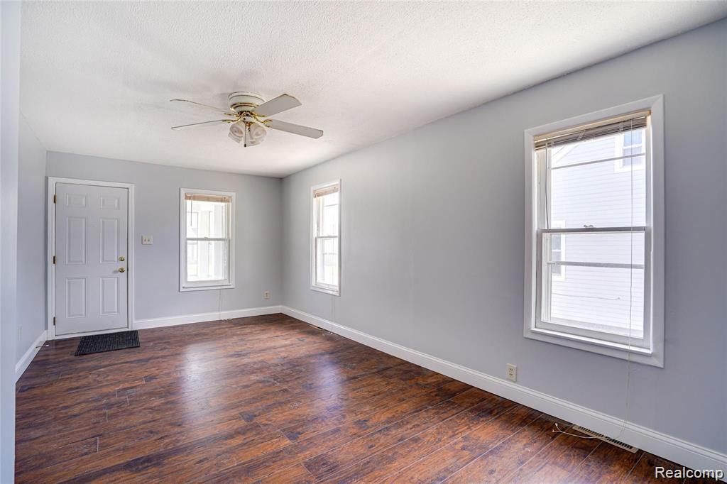 577 E BRICKLEY Avenue, Hazel Park, MI 48030 — Photo 6