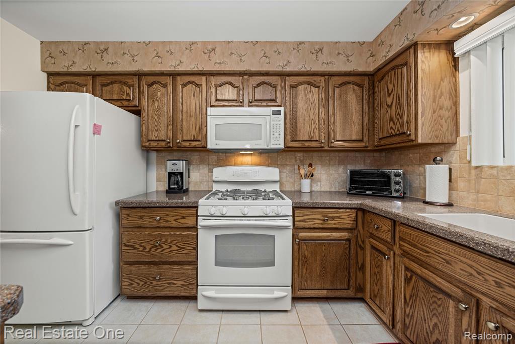 5487 Boros Drive, Troy, MI 48085 — Photo 15