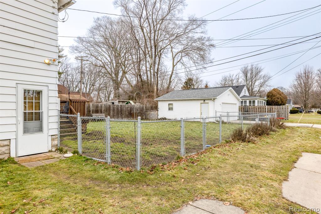 901 GARFIELD Street, Port Huron, MI 48060 — Photo 5