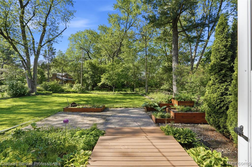 18761 Dolores Avenue, Lathrup Village, MI 48076 — Photo 16