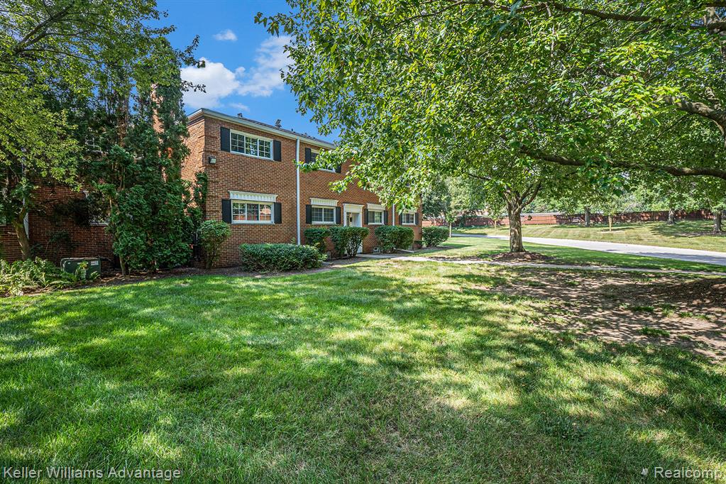 670 E Fox Hills Drive, Bloomfield, MI 48304 — Photo 15
