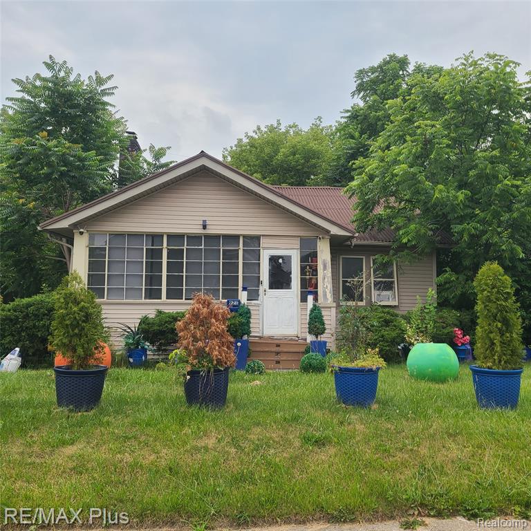 921 Welch Boulevard, Flint, MI 48504 — front exterior
