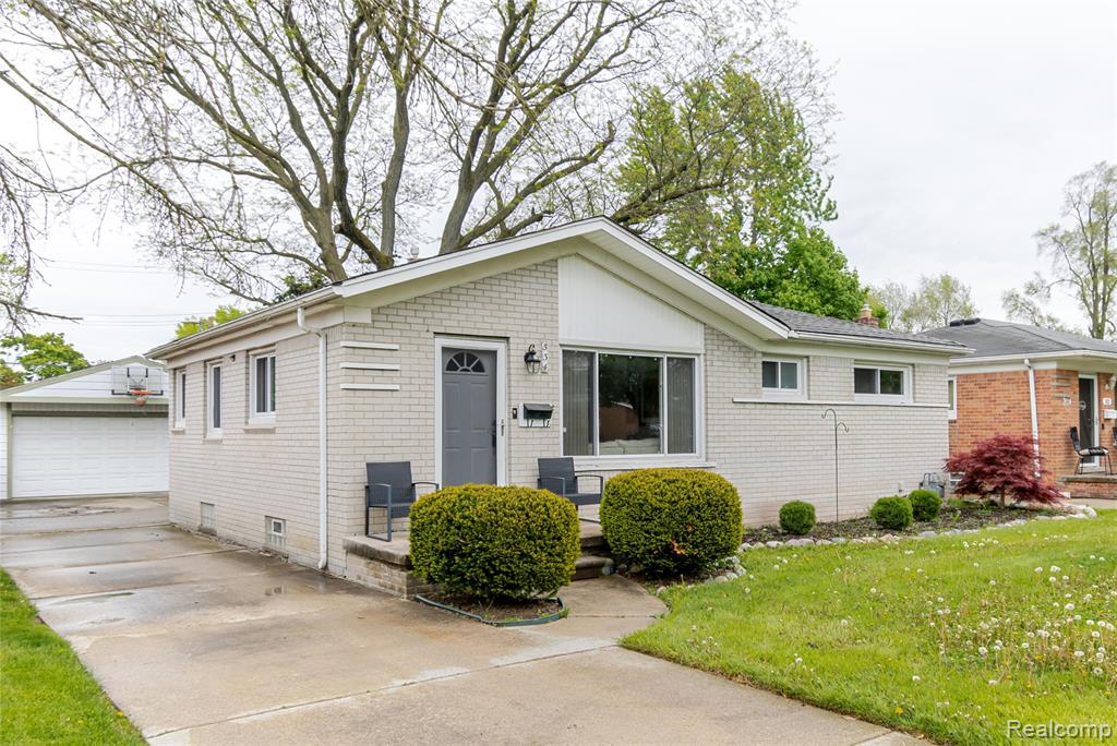 534 Henry Ruff Road, Garden City, MI — Photo 27