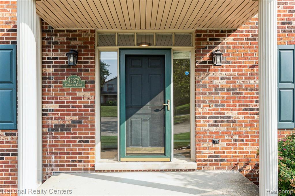 42372 COTSWOLD Court, Northville, MI 48168 — Photo 3