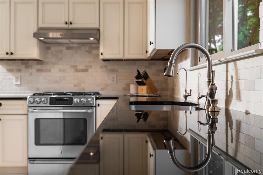 620 Olivia Drive, Milford, MI 48381 — Photo 8