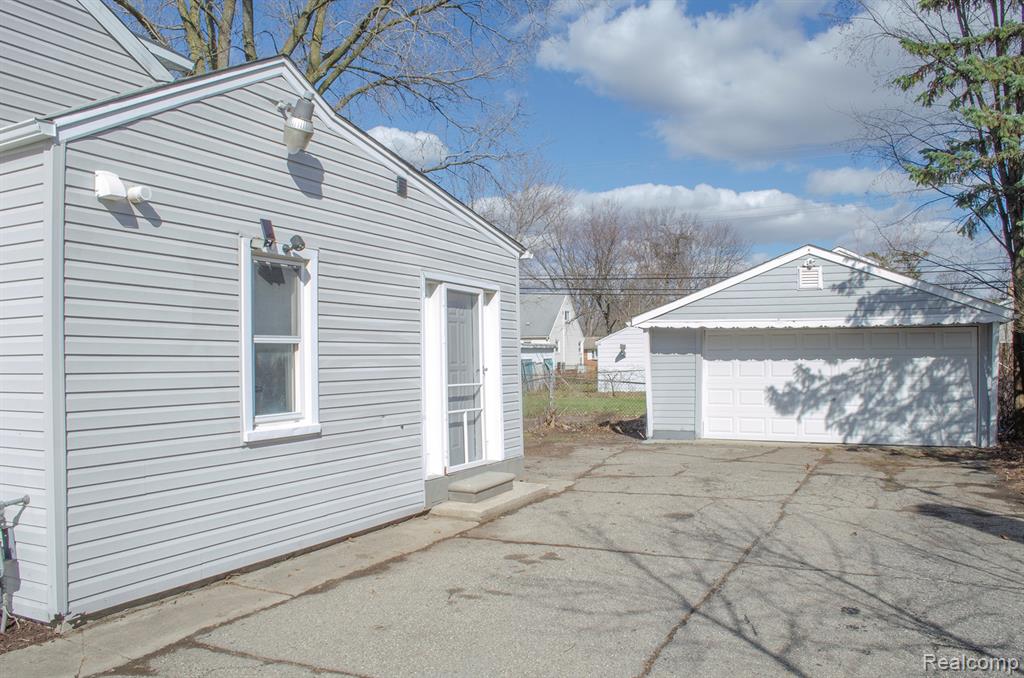 5850 Deering Street, Garden City, MI — Photo 4