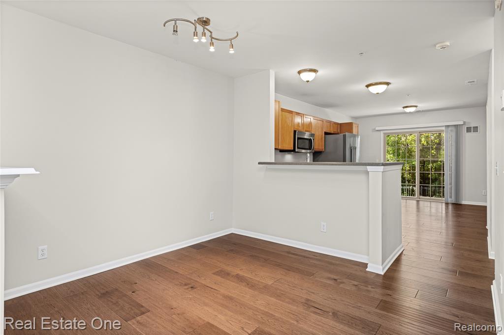 609 Village Lane, Milford, MI 48381 — Photo 10