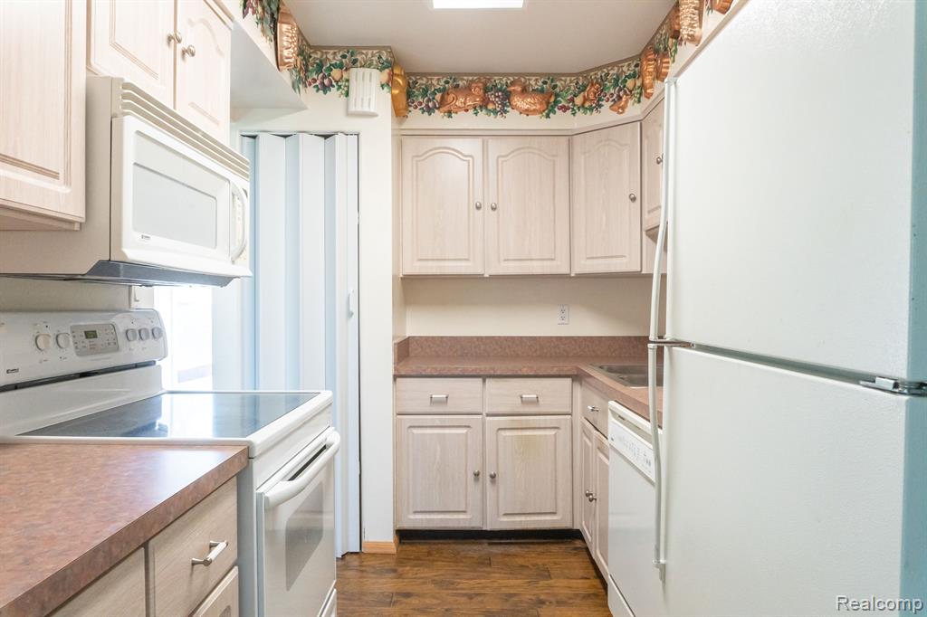 8362 LAKEVIEW Drive, Ypsilanti, MI 48198 — Photo 4