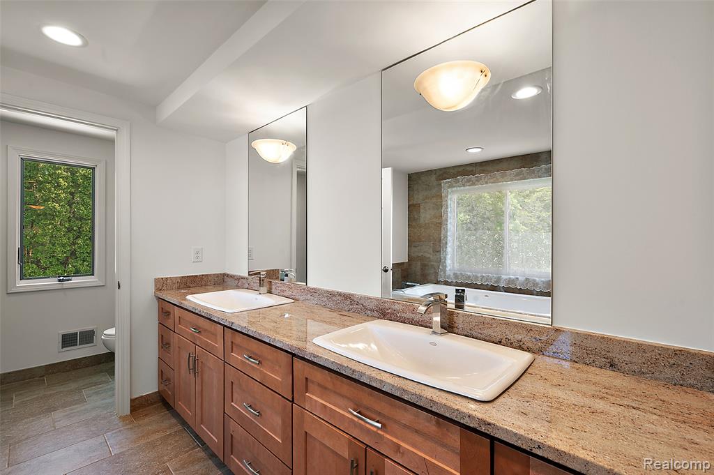 5353 W Bloomfield Lake Road, West Bloomfield, MI 48323 — Photo 44
