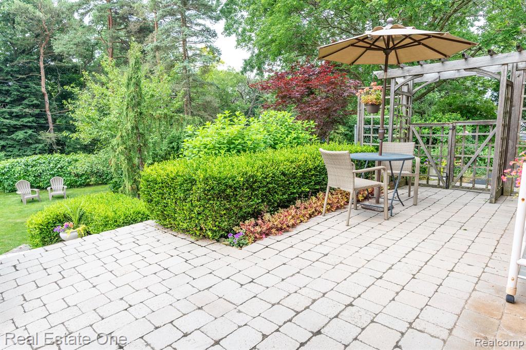 915 BRANTFORD Road, Rochester, MI 48306 — Photo 4