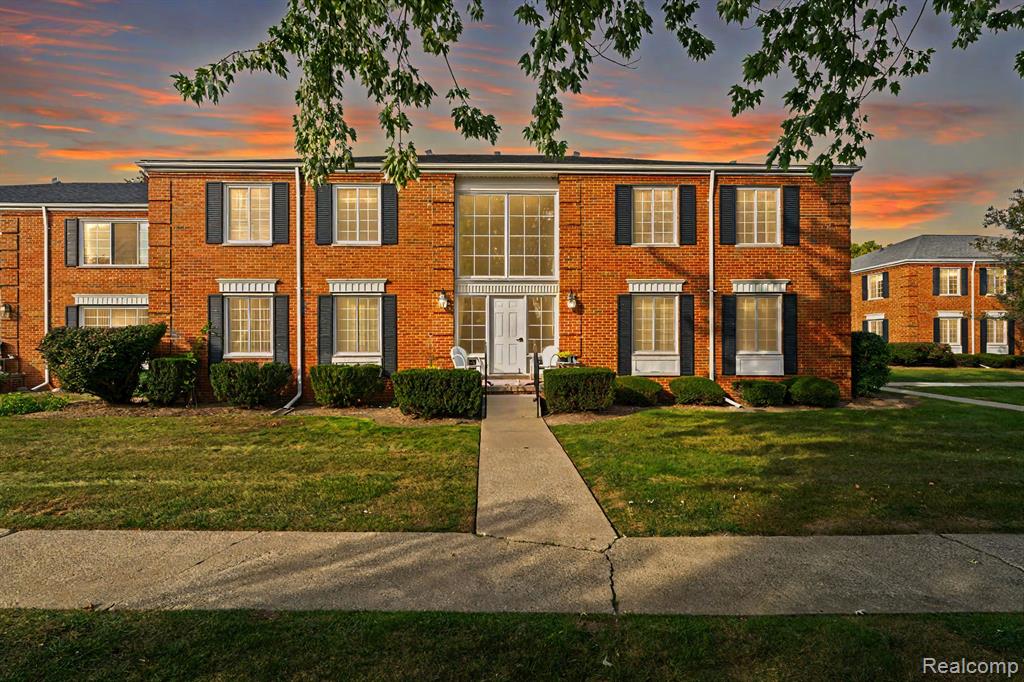 676 E FOX HILLS Drive, Bloomfield Hills, MI 48304 — front exterior