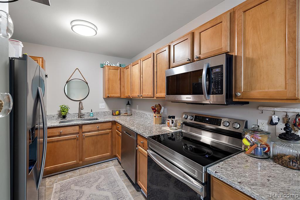 140 PARK GREEN Drive, Lake Orion, MI 48362 — Photo 16