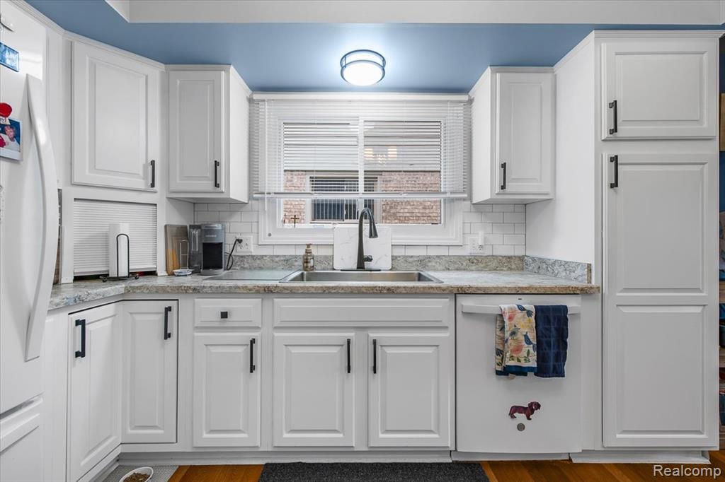 4462 Glenoaks Court, Warren, MI 48092 — Photo 11