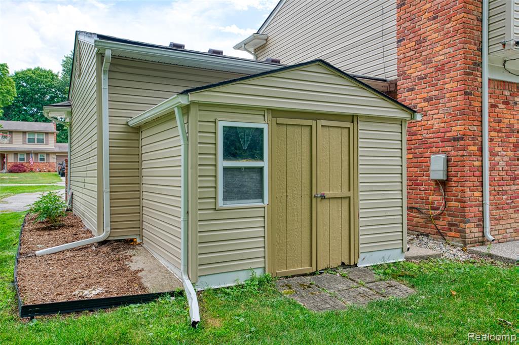 4276 Macqueen Drive, West Bloomfield, MI 48323 — Photo 38