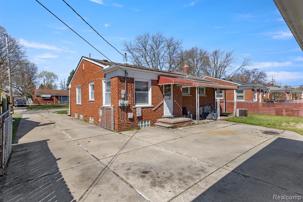 8246 LOCHDALE Street, Dearborn Heights, MI 48127 — Photo 31