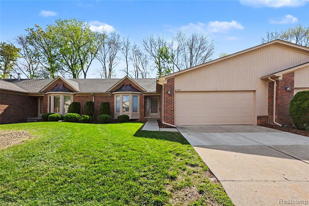 41302 Fortuna Drive E, Clinton Twp, MI 48038 — Photo 2