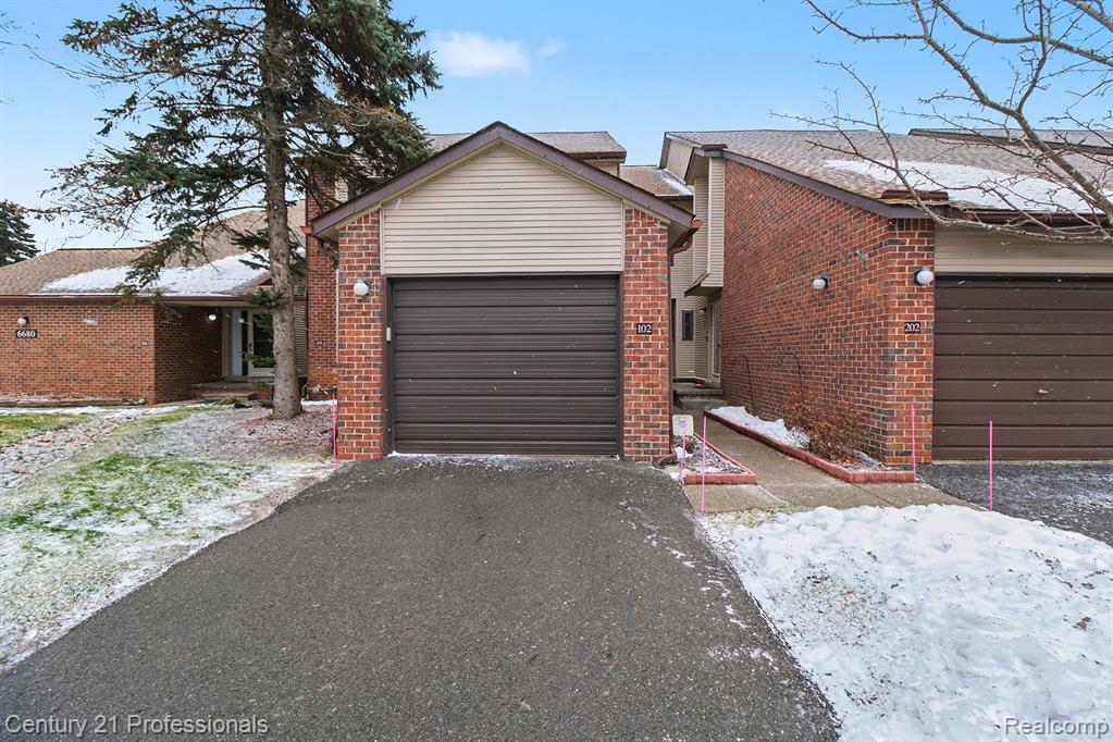 6680 Ridgefield Circle, 102, West Bloomfield, MI — Photo 4
