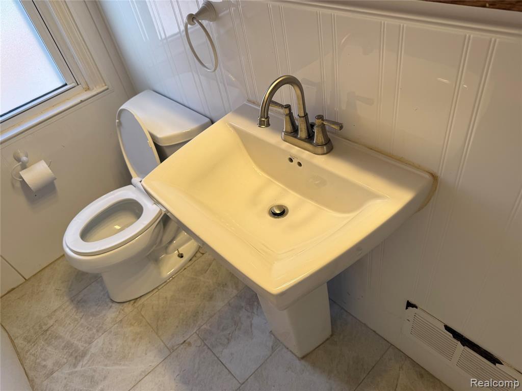 9557 W Inkster Road W, Livonia, MI 48150 — Photo 15