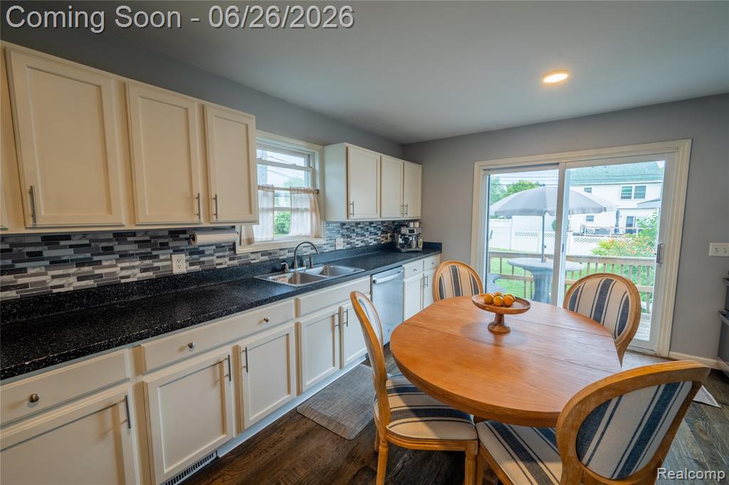 429 Dorothy Street, South Lyon, MI 48178 — Photo 9