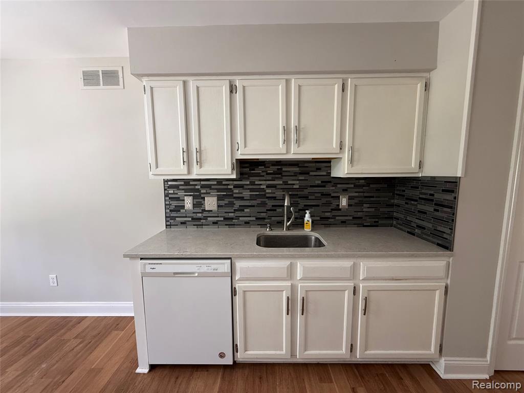 7059 Colonial Oaks Drive, Waterford, MI 48327 — Photo 17