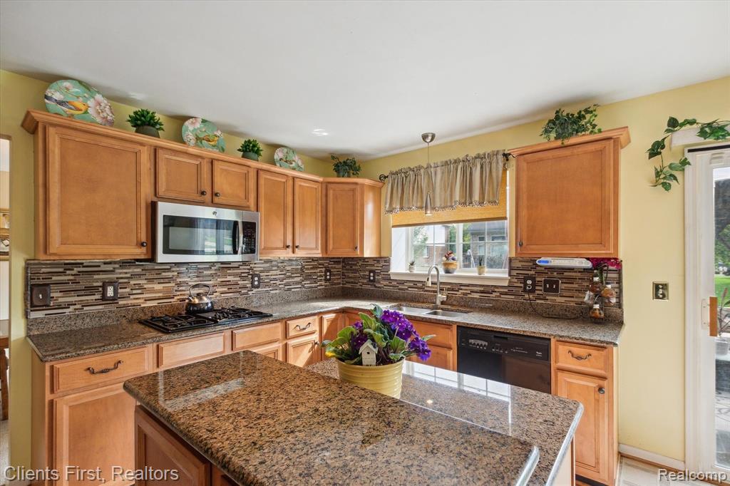 43872 N TIMBERVIEW Drive, Belleville, MI 48111 — Photo 10