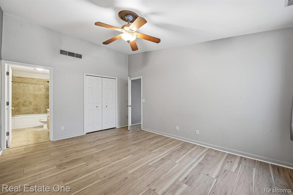 4885 Oak Hill Drive, 20, Waterford, MI 48329 — Photo 18