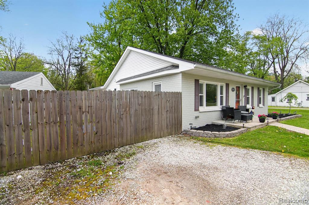 1020 Savage Road, Belleville, MI 48111 — Photo 4