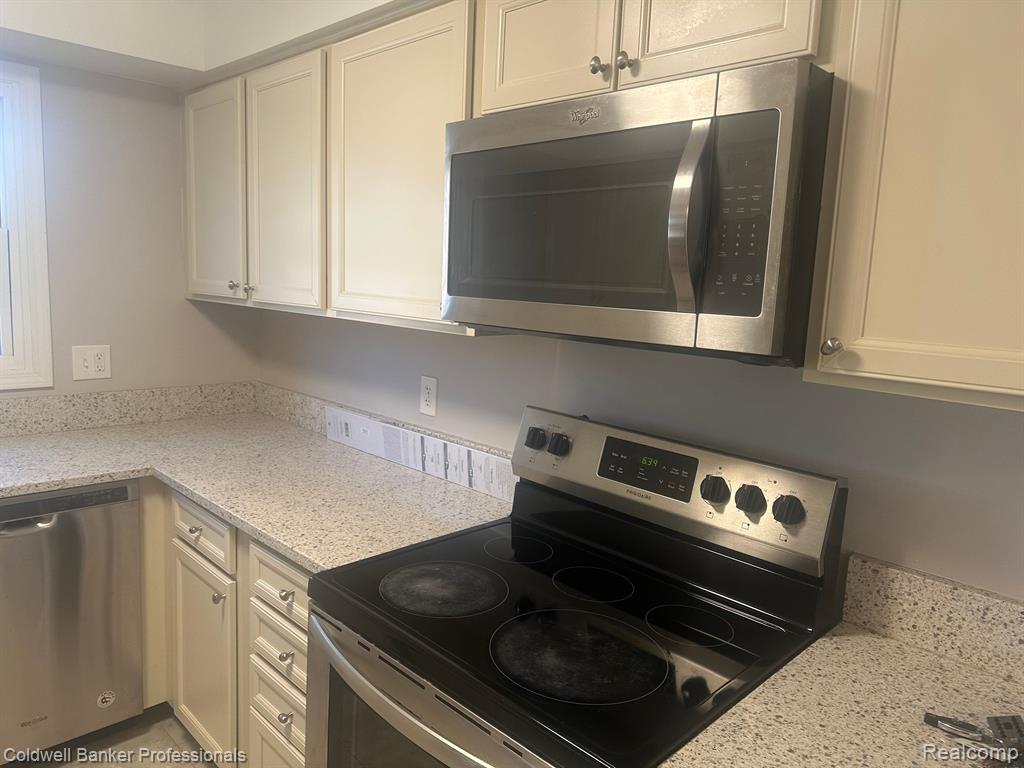 6264 Pepper Hill Street, West Bloomfield, MI — Photo 12