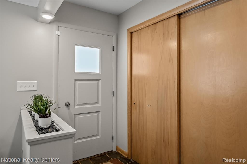 4264 Woodstock Road, Waterford, MI 48328 — Photo 10