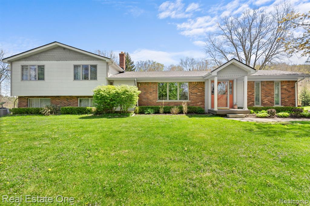 5423 E Sandhill Road, Almont, MI 48003 — front exterior