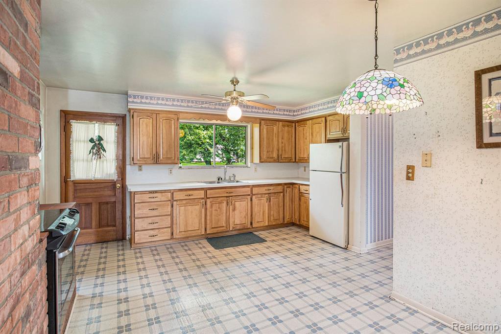 513 RIVERSIDE Drive, Linden, MI 48451 — Photo 9
