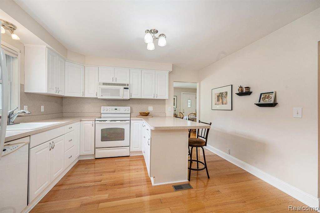 716 Gertrude Road, Waterford, MI 48328 — Photo 12