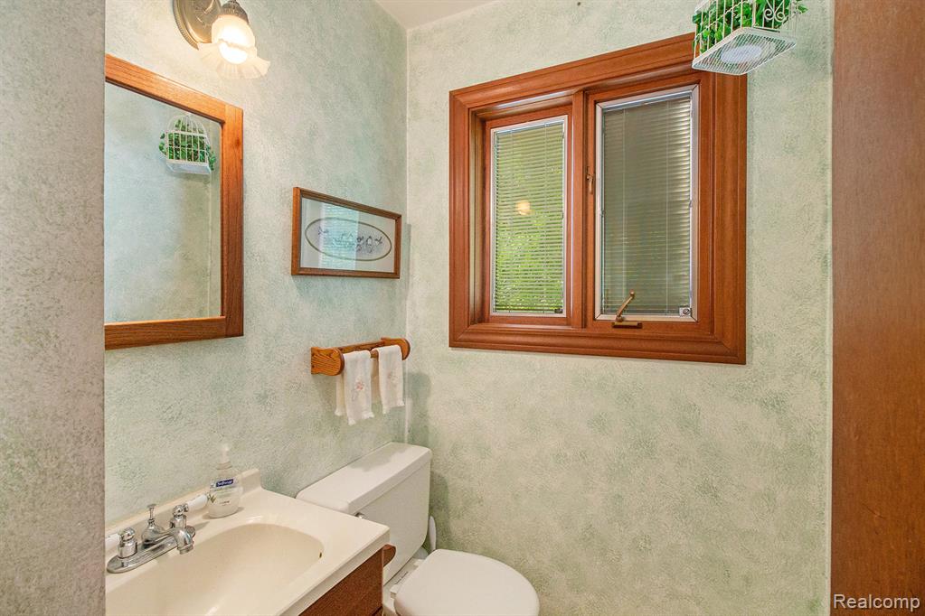 7038 Driftwood Drive, Fenton, MI 48430 — Photo 18
