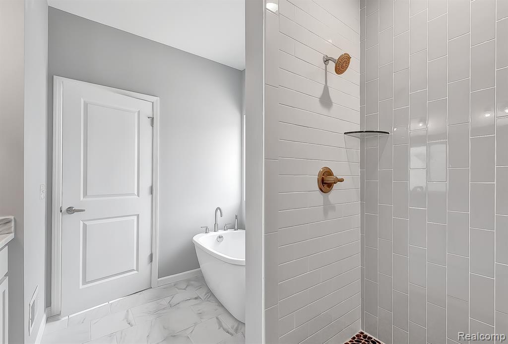 6064 Woodridge Lane, Grand Blanc, MI 48439 — Photo 21