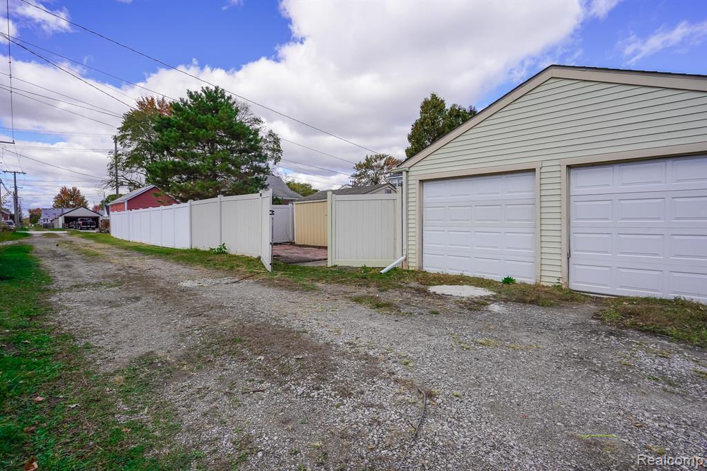 547 Orchard Street, Wyandotte, MI 48192 — Photo 8