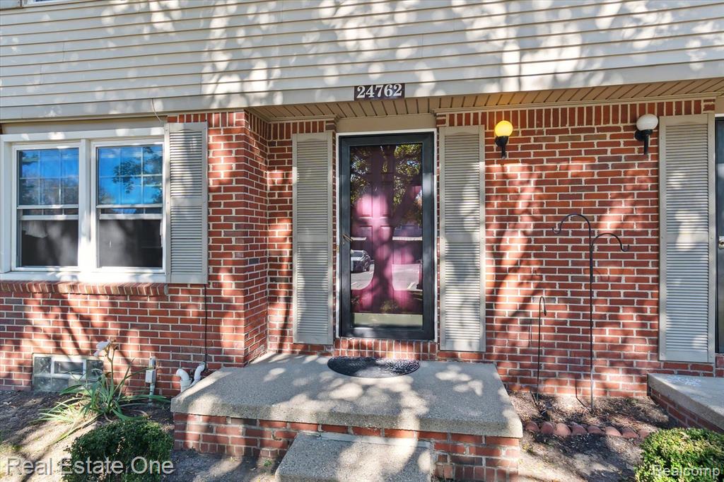 24762 Bashian Drive, Novi, MI — Photo 3