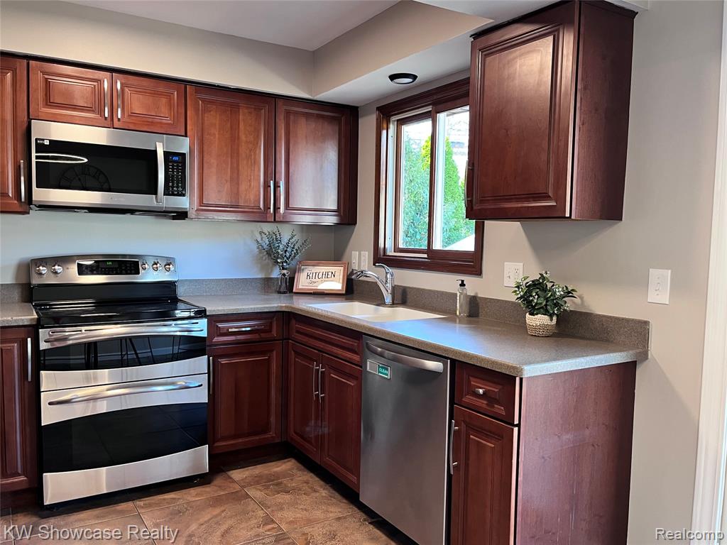 2034 E Nalone, Wixom, MI 48393 — Photo 2