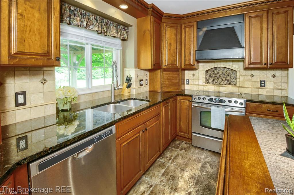 4449 Brighton Drive, Grand Blanc, MI 48439 — Photo 26