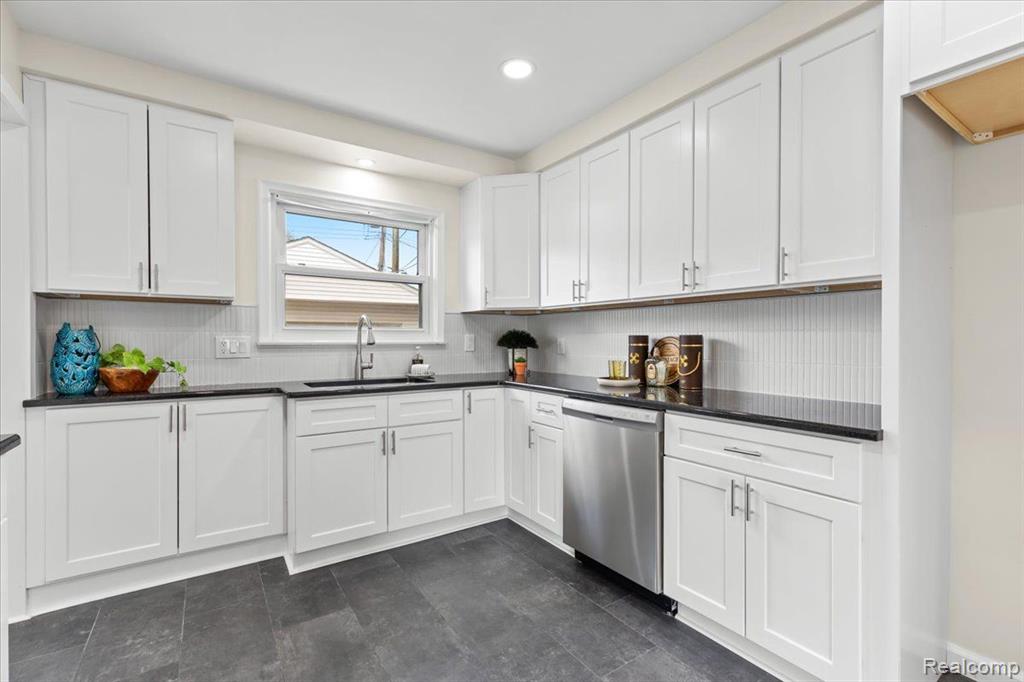 9159 NATHALINE, Redford, MI 48239 — Photo 10