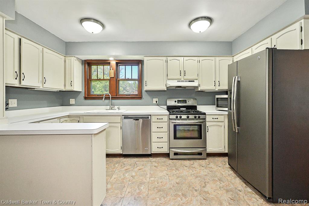 725 E GRAND RIVER Avenue, Fowlerville, MI 48836 — Photo 24