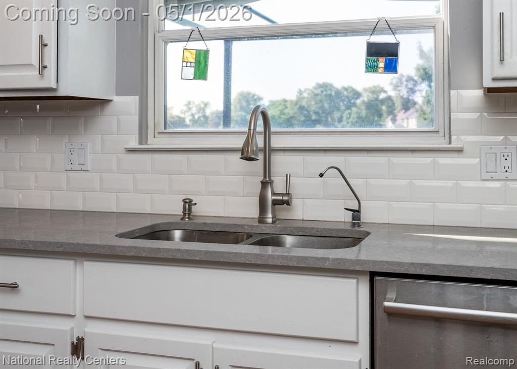 542 Bay Pointe Drive, Oxford, MI 48371 — Photo 14