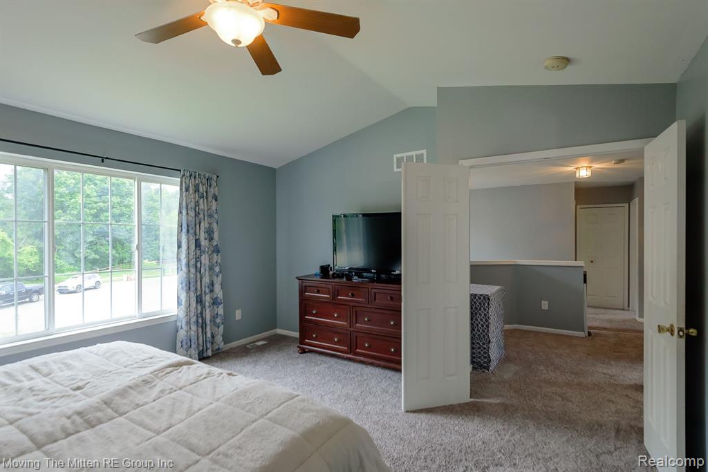 5861 MEADOWGREENE Drive, Waterford, MI 48327 — Photo 24