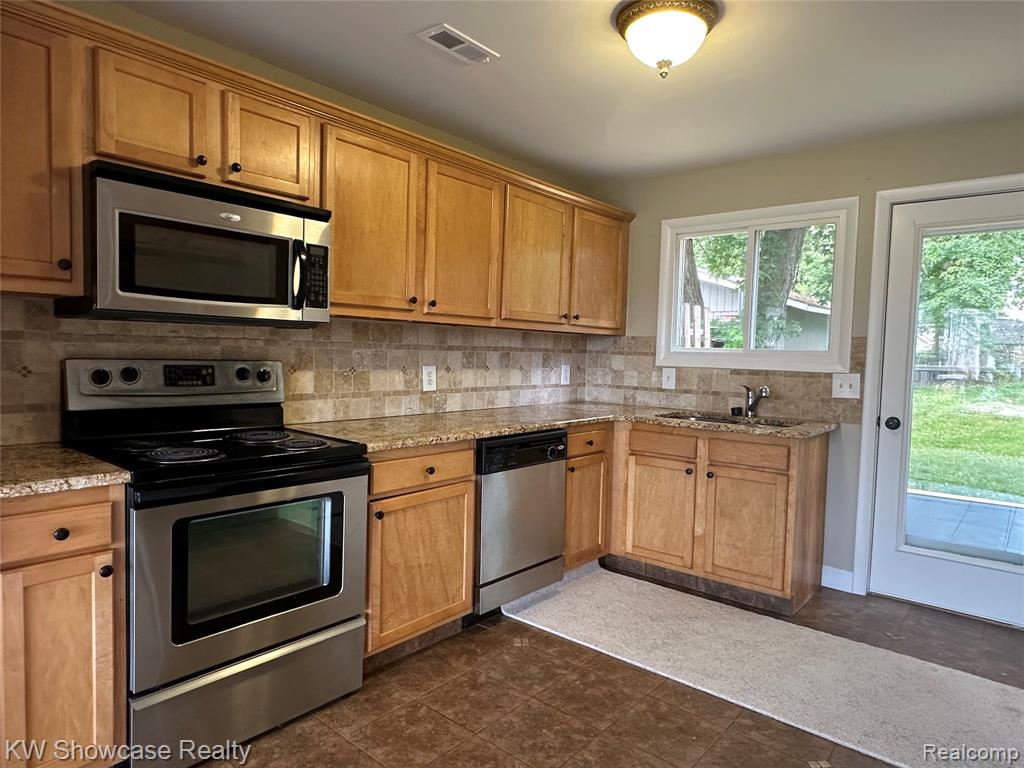 8027 Flagstaff Street, Commerce Twp, MI 48382 — Photo 11